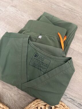 FIGS women Olive Green Technical Scrub Pants